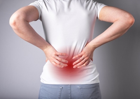 Qual a diferença entre lombalgia e dor na lombar?