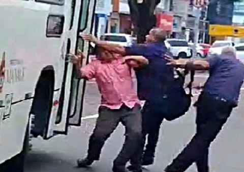 Vídeo: Motoristas trocam socos durante briga em avenida de Manaus