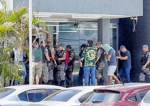 Justiça suspende salários e afasta PMs acusados de chacina na AM-010 em Manaus