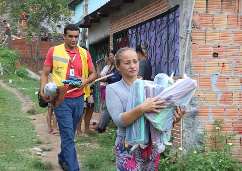 Famílias afetadas pelas fortes chuvas de quinta-feira recebem auxílio em Manaus