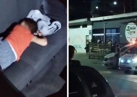 Criança de 2 anos é resgatada após mãe deixá-la trancada em carro para ir em bar