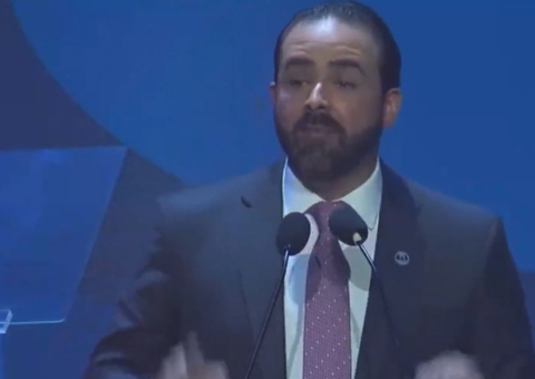 Presidente da OAB-MG critica “excessos” do STF na frente de Barroso