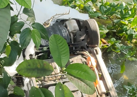 Motorista fica ferido após carro cair dentro de igarapé em Manaus