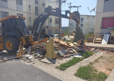 Boxes construídos irregularmente em residencial de Manaus são demolidos