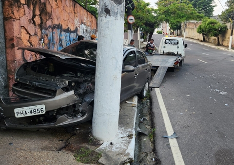 Acidente entre carros paralisa avenida e deixa ferido em Manaus