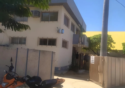 Homem invade tribunal do júri e tenta matar acusado de matar o pai