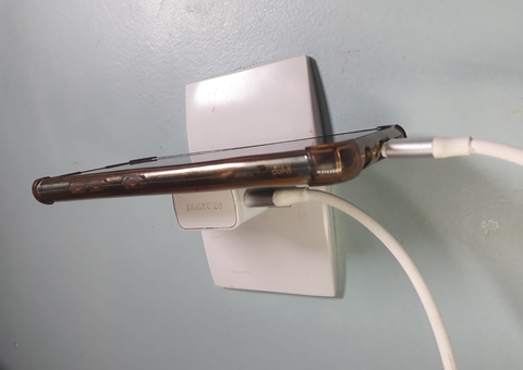 Mulher morre eletrocutada ao atender celular; seios e mãos ficaram queimados