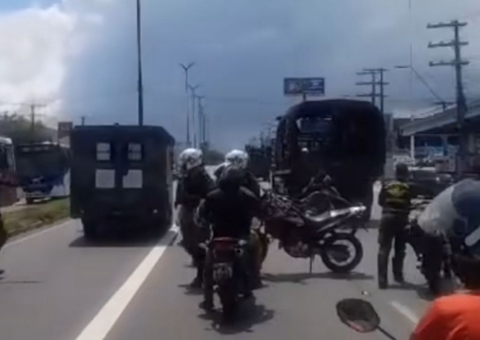 Acidente entre motociclista e batedor do Exército deixa vítimas em Manaus