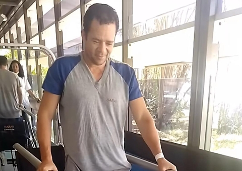 Homem que teve coluna esmagada por aparelho de academia dá primeiros passos