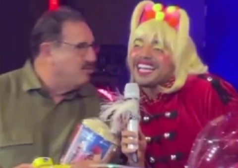 Tirullipa rouba beijo de Ratinho e reação do apresentador viraliza 