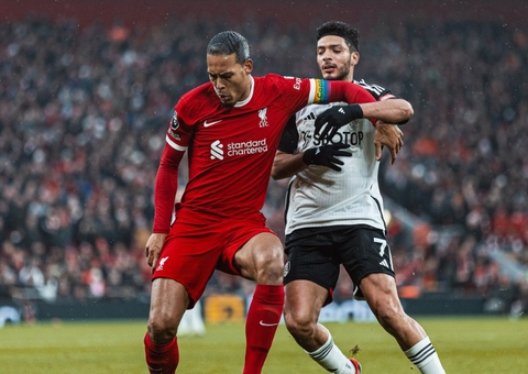 Liverpool arranca virada no fim em jogo de 7 gols e cola na liderança