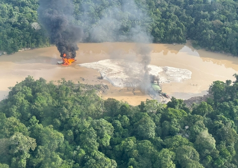 Operação da PF destrói dragas e embarcações de garimpos ilegais no Amazonas