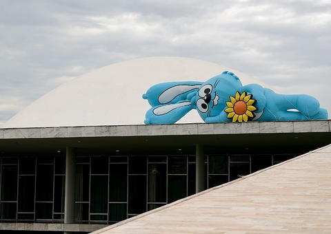 Coelho gigante no Senado marca Semana da Pessoa com Deficiência