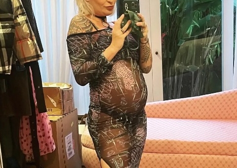 Ex-BBB engravida de amigo e relata experiência