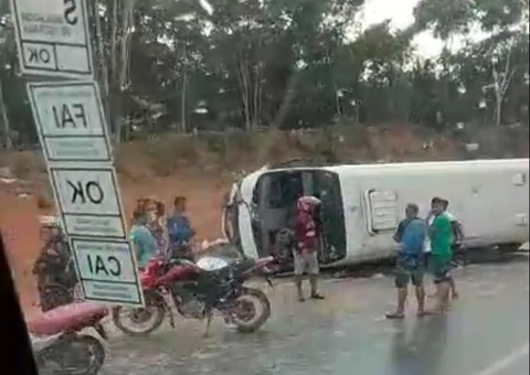 Idoso morre durante acidente entre micro-ônibus e carreta na AM-010