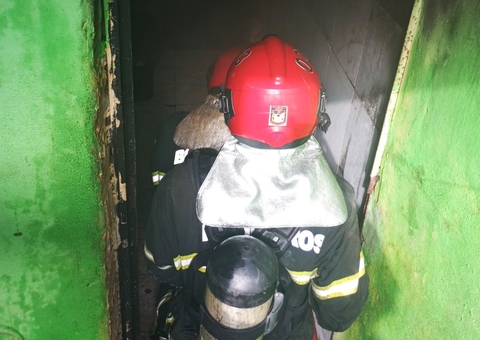 Incêndio atinge casa e desespera moradores em Manaus