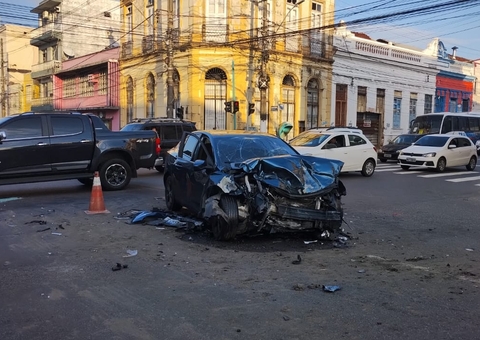 Carro se despedaça ao colidir com ônibus e três pessoas ficam feridas em Manaus