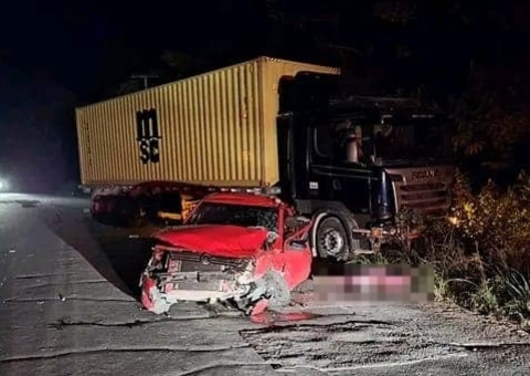 Mulher morre em acidente entre carro e carreta na AM-010