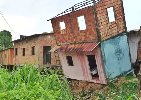Vídeo mostra casa correndo risco de desabar durante chuva em Manaus
