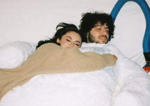 Selena Gomez rebate críticas dos fãs após assumir namoro com Benny Blanco 