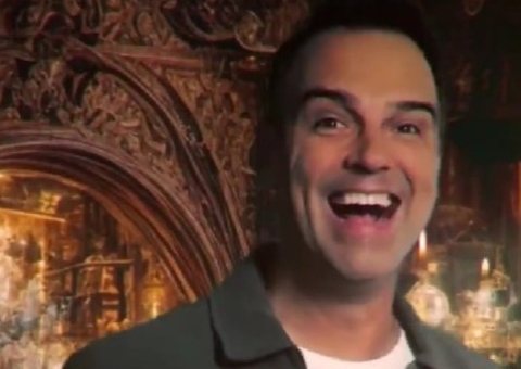 Faltando um mês, Tadeu Schmidt mostra nova decoração da casa do BBB24 