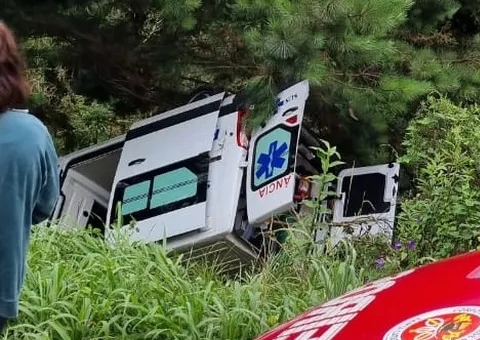 Ambulância capota com paciente que voltava de cirurgia