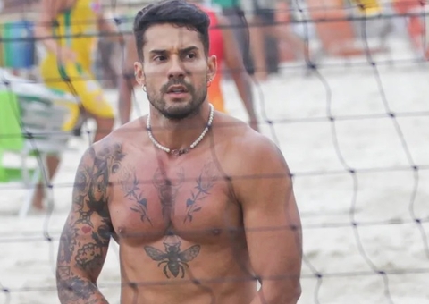 Ex-BBB Bil Araújo reage após ter testículo fotografado em praia: 'tamanho não é documento'