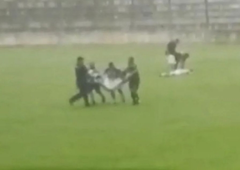 Jogador morre ao ser atingido por raio durante partida de futebol; 4 ficam feridos