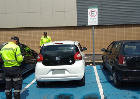 Motoristas são autuados por uso indevido de vagas preferenciais em Manaus 