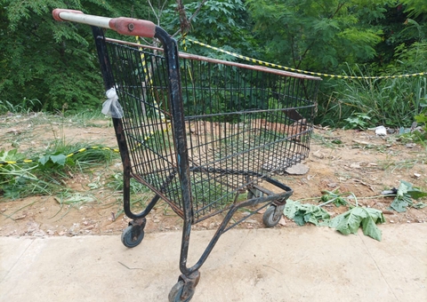 Mulher é achada nua em carrinho de supermercado após ser jogada de barranco em Manaus