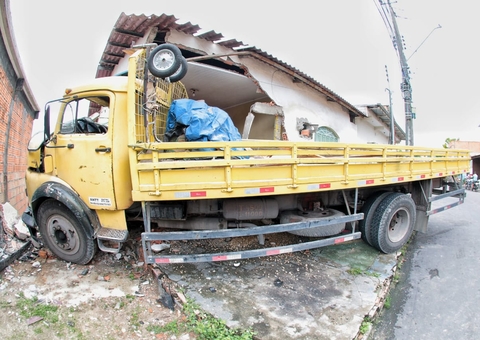 Caminhão desgovernado atropela motociclista de app e destrói casa em Manaus