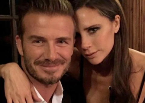 Victoria Beckham mostra David Beckham consertando TV só de cueca e agita web