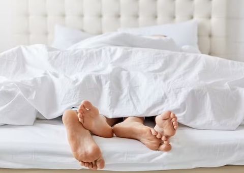 Maioria dos casais têm até 3 relações por mês; é possível ser feliz com pouco sexo? 