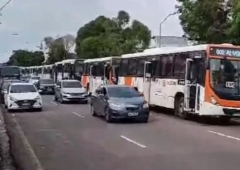 Motoristas de ônibus fazem paralisação e cobram 13º salário em Manaus