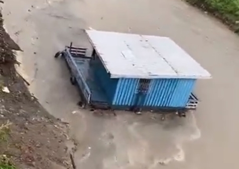 Flutuante é arrastado por correnteza durante temporal em Manaus; vídeo