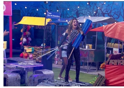 Beatriz chora e canta hit de Xande de Pilares agarrada a barracas