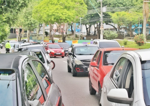 Concurso do MPAM causa lentidão no trânsito em frente à UEA na Darcy Vargas