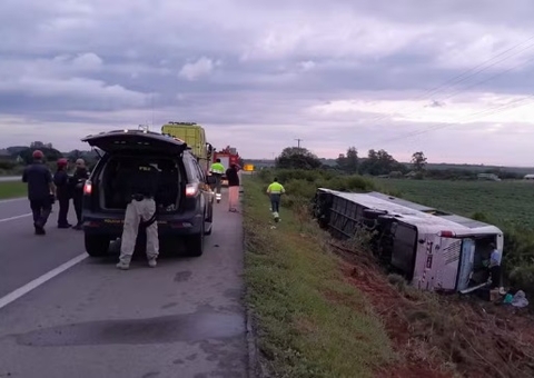 Ônibus tomba e deixa 2 mortos e 40 feridos em Pelotas