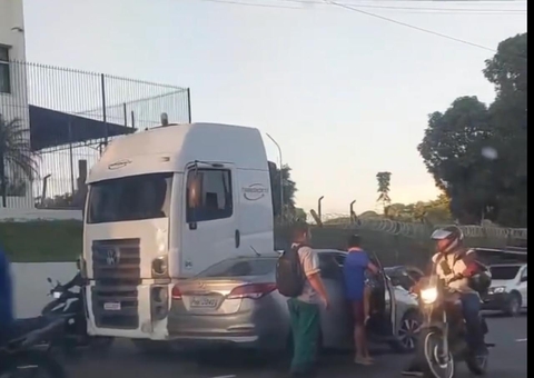Carro rodopia após bater em caminhão na avenida Cosme Ferreira; vídeo
