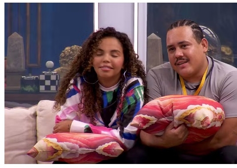 Lucas pede para sentar ao lado de Raquele para evitar contato com Pitel