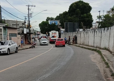 Carreta derrama óleo e causa acidentes com moto no Petrópolis