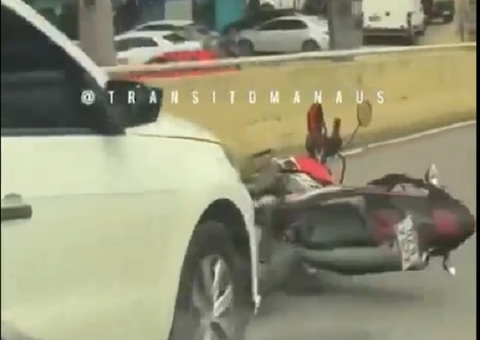 Acidente com motociclista causa engavetamento com 4 carros em viaduto de Manaus; vídeo