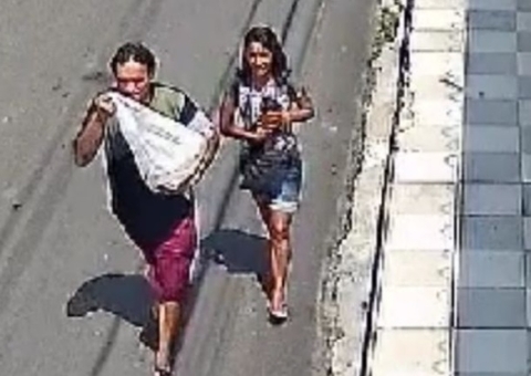 Vídeo mostra momento em que casal furta cadela de casa em Manaus
