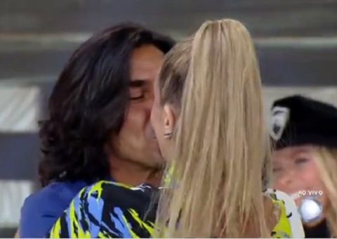 Após anunciarem término, André Gonçalves e Danielle Winits se beijam na final de A Fazenda; vídeo