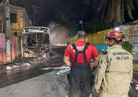 Ônibus da linha 113 é incendiado durante ataque de criminosos em Manaus; vídeo