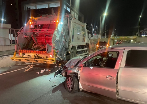 Motorista de app bate carro em caminhão de lixo parado em avenida de Manaus