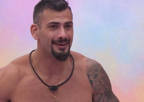 Nizam encurrala Wanessa Camargo sobre combinação de votos: 'Ou combina ou vai embora'