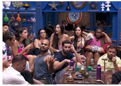 Alane fala errado e Nizam a corrige na frente dos brothers