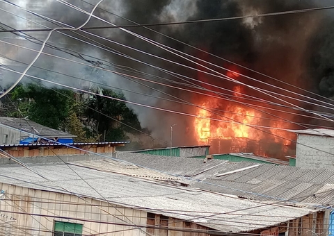 Panela esquecida em fogão ou curto-circuito podem ter causado incêndio em Manaus