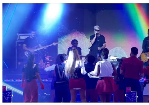 Começa festa do BBB com show de Jota Quest; vídeo